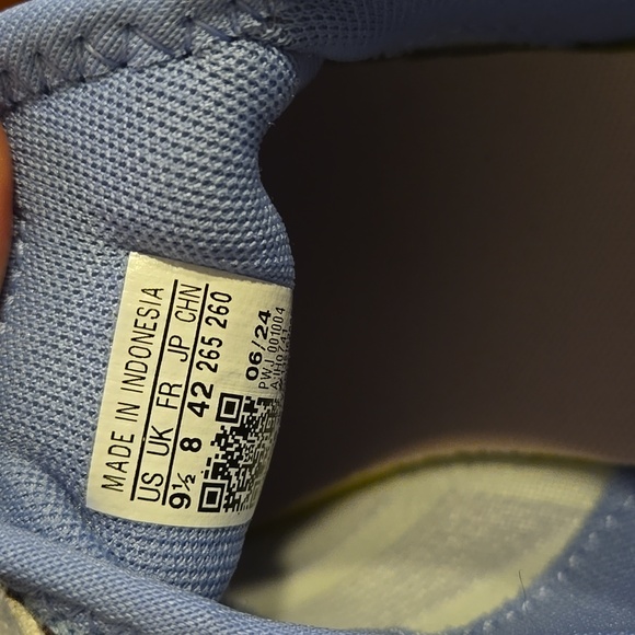 NWOT Adidas Kaptir Flow Sneaker - Picture 4 of 5